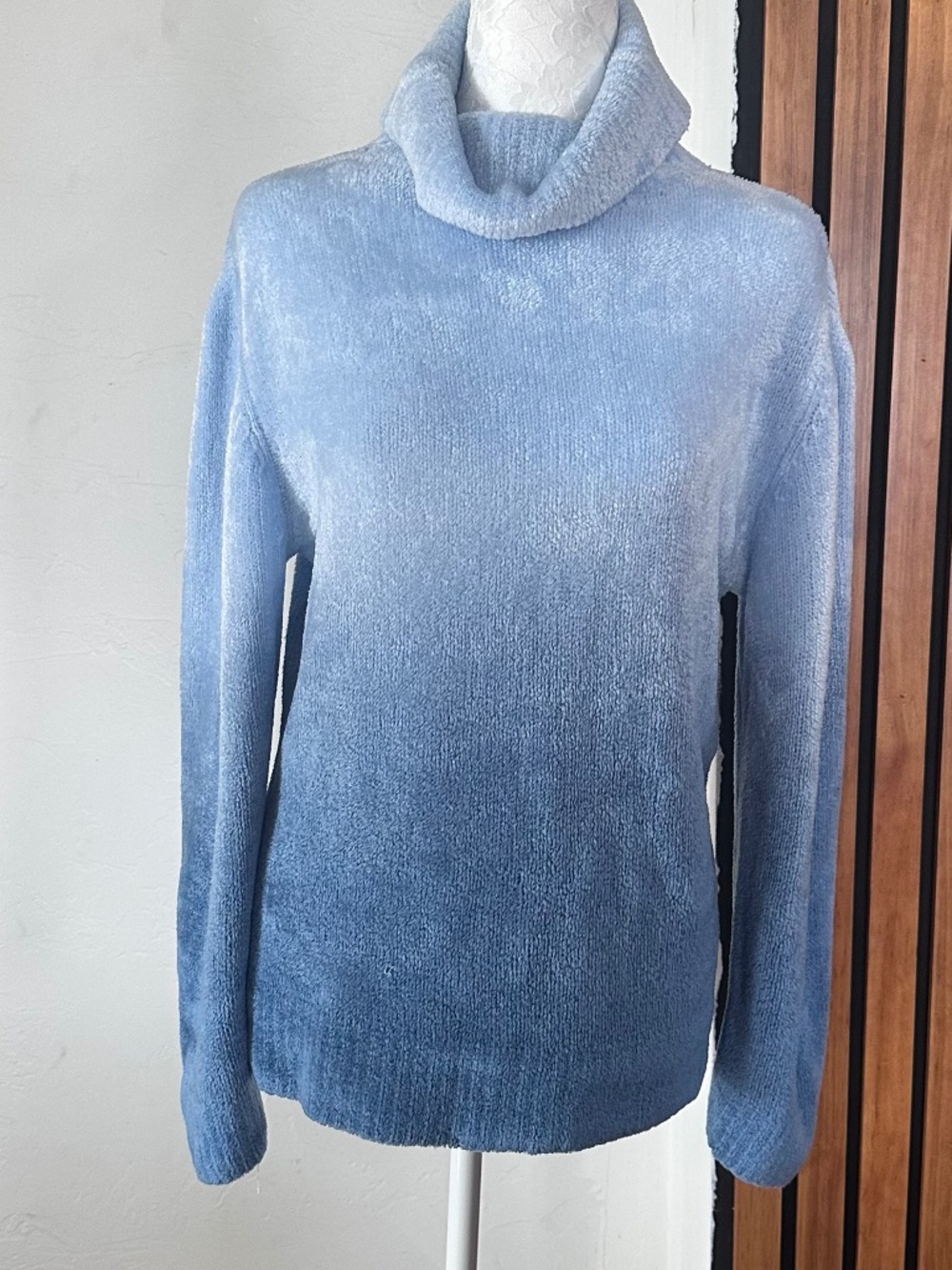 Field Gear size medium 100% acrylic ombré blue turtleneck.